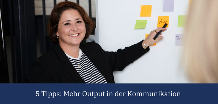 Workshop-Situation vor Flipchart, Untertitel 5 Tipps: Mehr Output in der Kommunikation